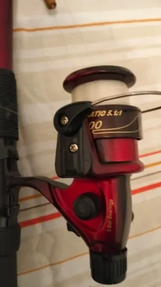 Caña (17) de pescar antigua con carrete