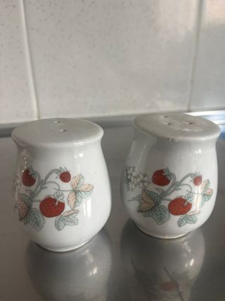 Salero y pimentero con fresas