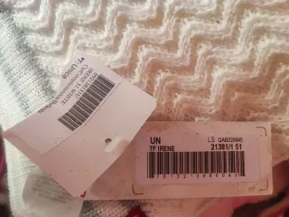 Bufanda Levi's Zig Zag Blanca. Modelo Irene