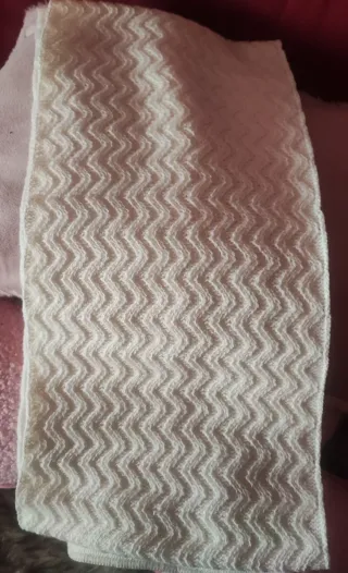 Bufanda Levi's Zig Zag Blanca. Modelo Irene