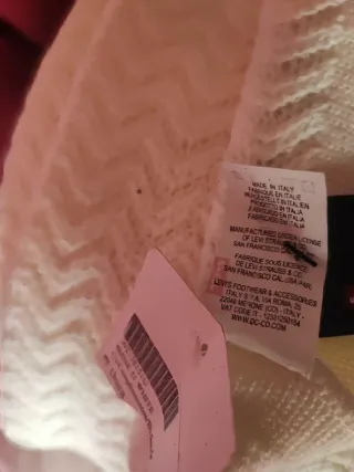 Bufanda Levi's Zig Zag Blanca. Modelo Irene