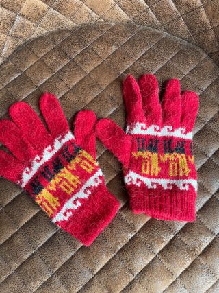 Guantes de lana rojos con diseño