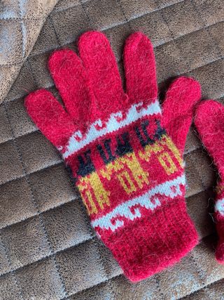 Guantes de lana rojos con diseño