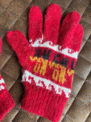 Guantes de lana rojos con diseño