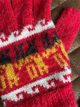 Guantes de lana rojos con diseño