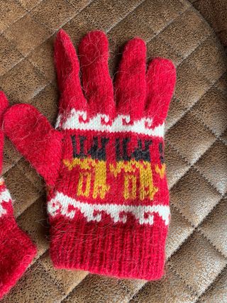 Guantes de lana rojos con diseño