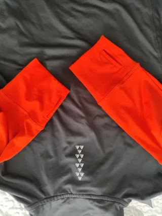 Jersey técnico gris y naranja