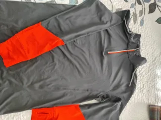 Jersey técnico gris y naranja