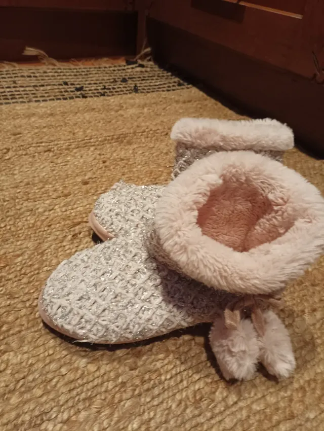 Zapatillas de casa rosas y plateadas
