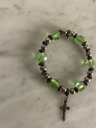 Pulsera elástica cruz verde plata