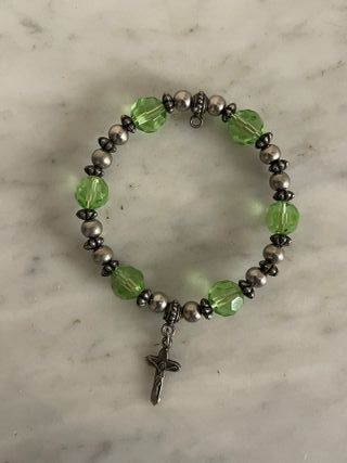 Pulsera elástica cruz verde plata