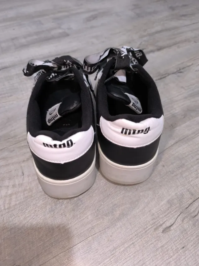 Tenis Mustang negros y blancos