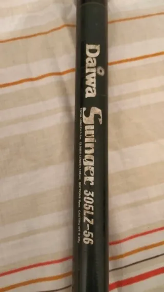 Caña (18) de pescar antigua con carrete