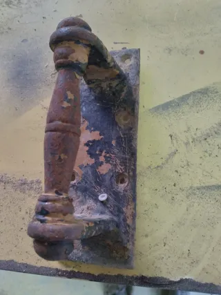 Manilla de puerta antigua de hierro forjado