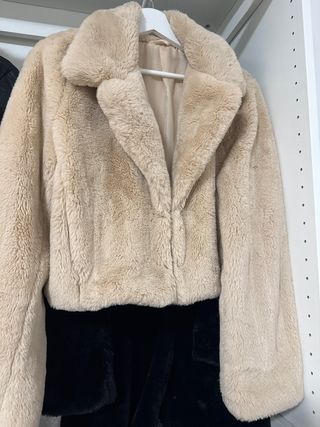 Cappotti di pelo in beige e nero