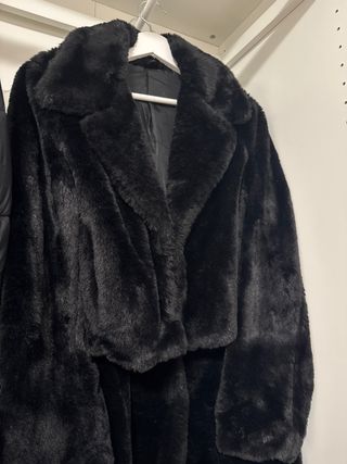 Cappotti di pelo in beige e nero