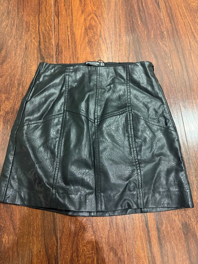 Falda Stradivarius efecto piel