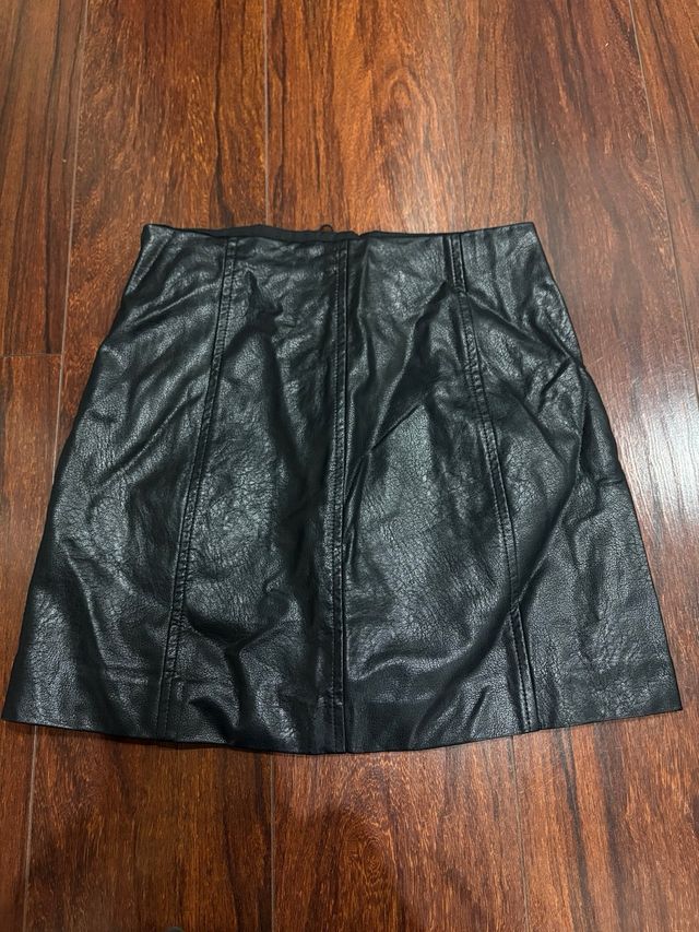 Falda Stradivarius efecto piel