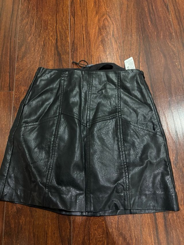 Falda Stradivarius efecto piel