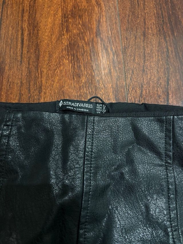 Falda Stradivarius efecto piel