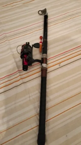 Caña (19) de pescar antigua con carrete