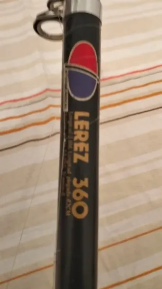 Caña (19) de pescar antigua con carrete