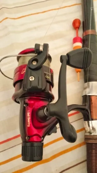 Caña (19) de pescar antigua con carrete