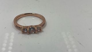 Anillo oro rosa con circonitas