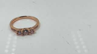 Anillo oro rosa con circonitas