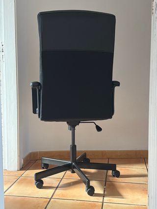 Silla de oficina negra