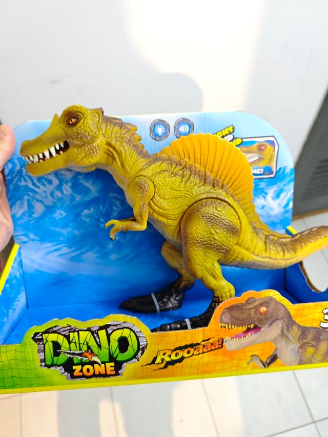 Dinosaurio con ojos que se iluminan y ruge