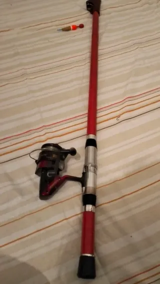 Caña (20) de pescar antigua con carrete
