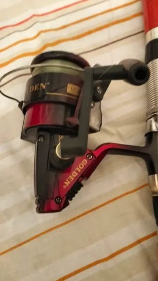 Caña (20) de pescar antigua con carrete