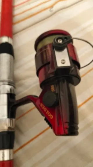 Caña (20) de pescar antigua con carrete