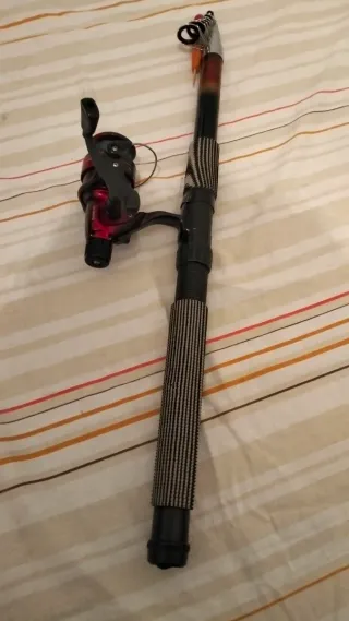 Caña (21) de pescar antigua con carrete