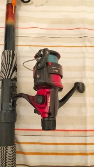 Caña (21) de pescar antigua con carrete