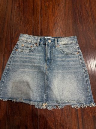 Falda vaquera desgastada