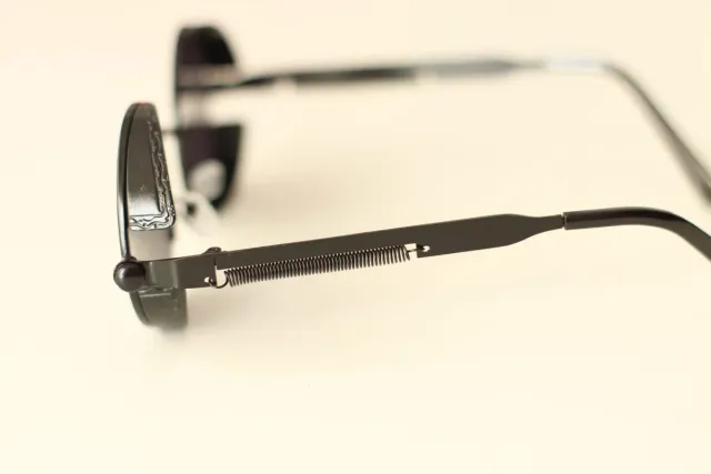 Gafas de sol redondas negras.