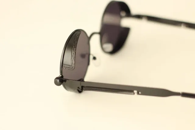 Gafas de sol redondas negras.