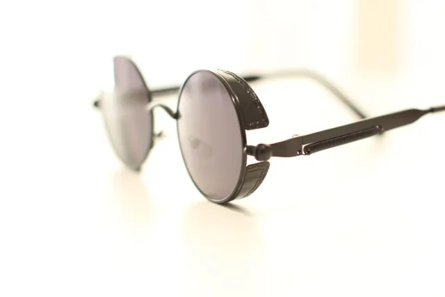 Gafas de sol redondas negras.