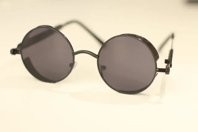 Gafas de sol redondas negras.