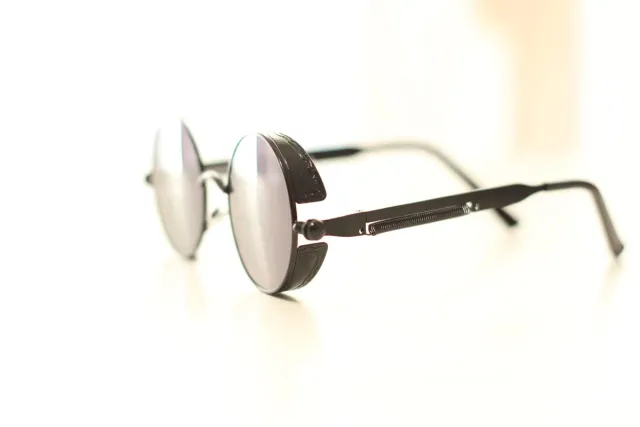 Gafas de sol redondas negras.