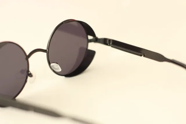 Gafas de sol redondas negras.