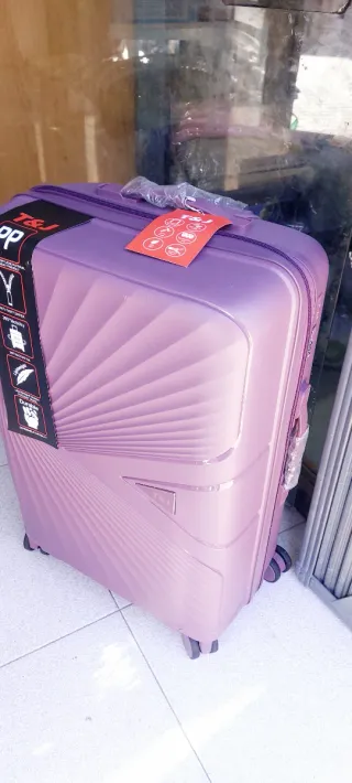Maleta Morada Rígida con Ruedas