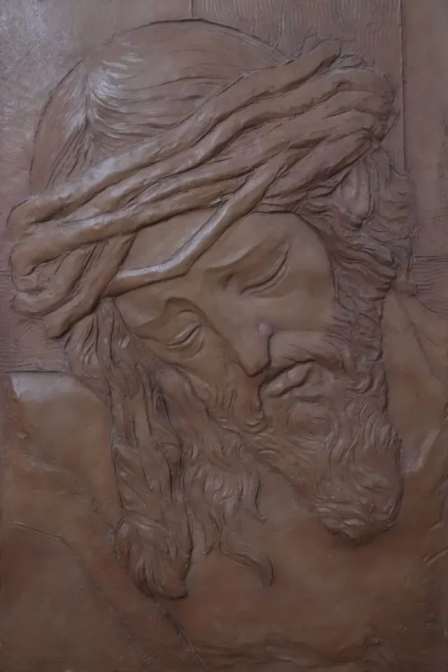 Relieve Cristo del Amor terracota