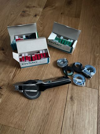 Etiquetadora Dymo Mecánica con 35 cintas