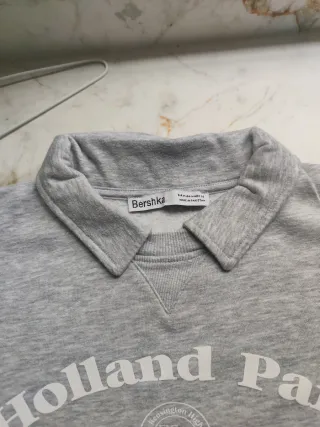 Sudadera Bershka gris cuello polo talla M