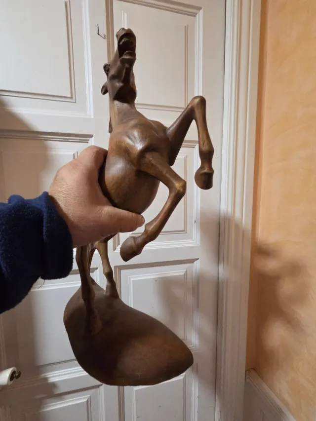 Figura de caballo de madera