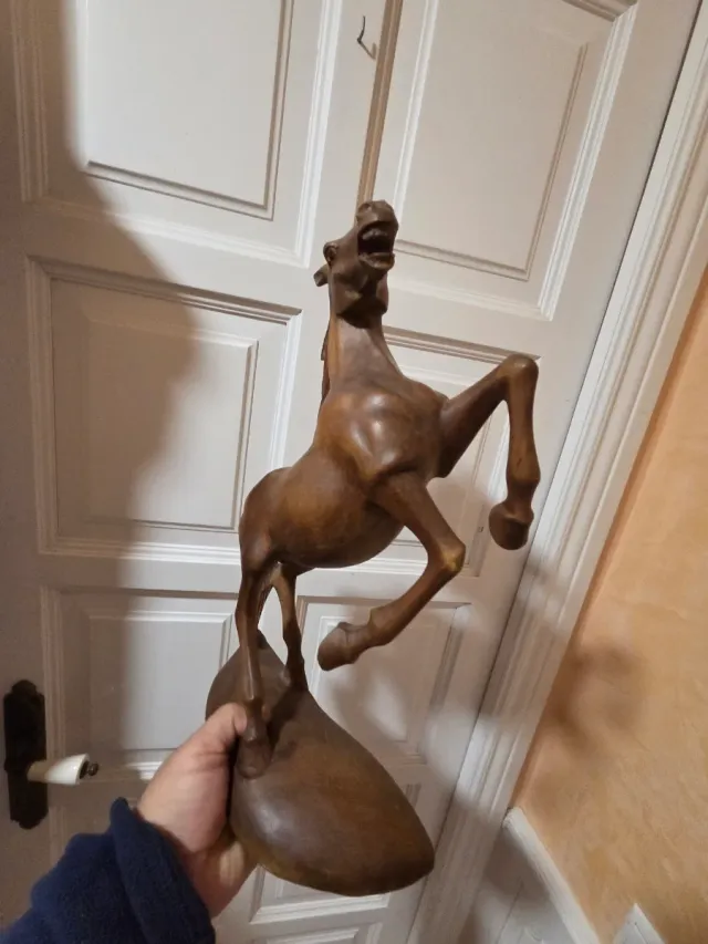 Figura de caballo de madera