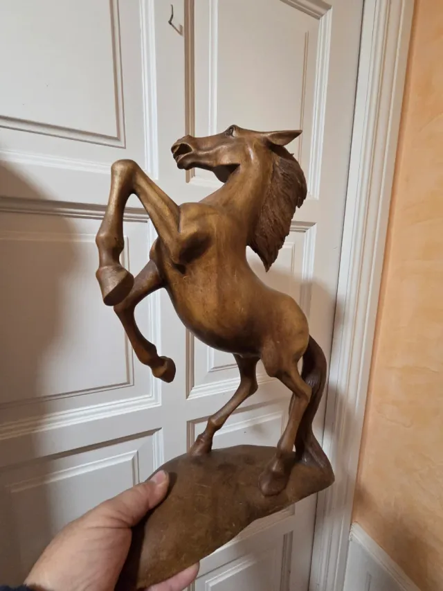 Figura de caballo de madera